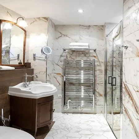Otel U Cerneho Orla 4*